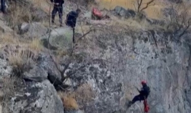 UÇURUMDA MAHSUR KALAN KEÇİ KURTARILDI