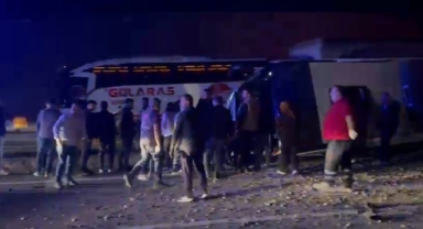 YOLCU OTOBÜSÜ DEVRİLDİ