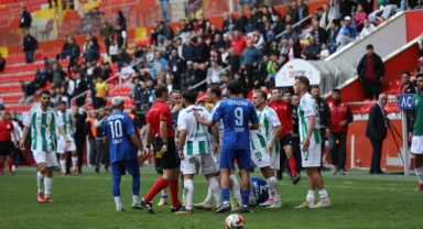 15 MAÇTA 1 KIRMIZI KART