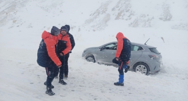 AFAD EKİPLERİ MAHSUR KALAN ARAÇLARA YARDIMA KOŞTU