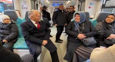 BÜYÜKKILIÇ TRAMVAYA BİNDİ, YOLCULARLA SOHBET ETTİ