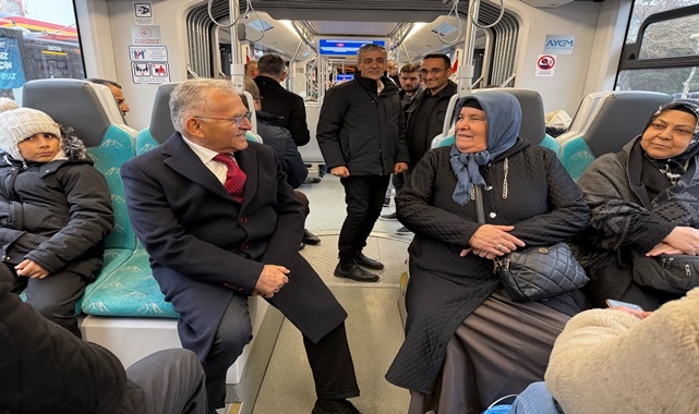 BÜYÜKKILIÇ TRAMVAYA BİNDİ, YOLCULARLA SOHBET ETTİ
