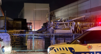 FABRİKAYA SIÇRAYAN YANGIN BÜYÜMEDEN SÖNDÜRÜLDÜ