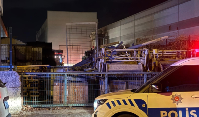 FABRİKAYA SIÇRAYAN YANGIN BÜYÜMEDEN SÖNDÜRÜLDÜ