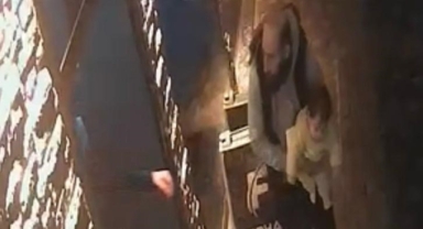 HEİMLİCH MANEVRASIYLA KURTARDI