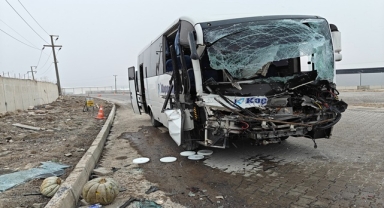 İŞÇİ SERVİSİ TIR DORSESİNE ÇARPTI: 22 YARALI