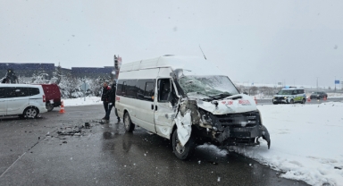 İŞÇİ SERVİSİ TIRA ÇARPTI