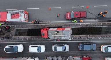 İTFAİYE ARACI KÖPRÜ ARASINDA SIKIŞTI