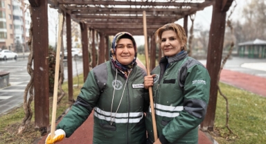 KADINLAR TEMİZLİK AŞKLARINI PARKLARA DA YANSITIYOR