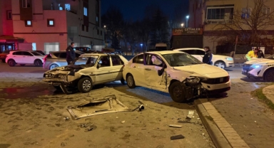 KALDIRIMDAKİ YAYALARA ÇARPTI: 4 YARALI