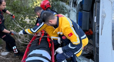 KAMYON UÇURUMA YUVARLANDI, SIKIŞAN SÜRÜCÜ KURTARILDI