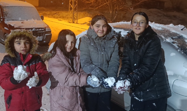 KAR YAĞIŞI BAŞLADI, ÇOCUKLAR KENDİNİ DIŞARI ATTI