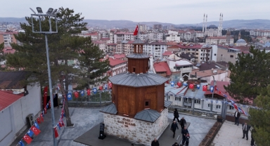 KAYBOLAN TARİHİ SAAT KULESİ YENİDEN İNŞA EDİLDİ