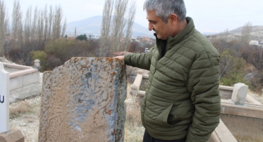 MEZARLIKTAKİ ESRARENGİZ TAŞ