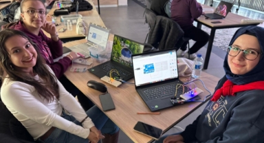 ÖĞRETMEN ADAYLARINA ROBOTİK KODLAMA EĞİTİMİ