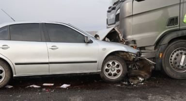 OTOMOBİLLE TIR KAFA KAFAYA ÇARPIŞTI