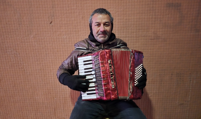 YAĞMUR, SOĞUK DEMEDEN ENSTRÜMANINI ÇALIYOR