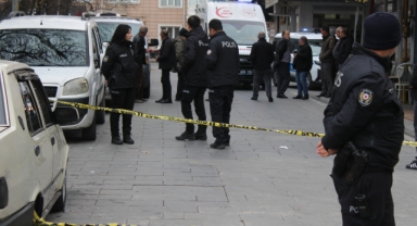 YOLDAN GEÇENLERİ BIÇAKLADI