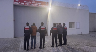 ARAÇTA UYUŞTURUCUYLA YAKALANAN 2 ŞÜPHELİ TUTUKLANDI