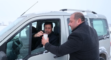 BÜNYAN BELEDİYESİ KAR MESAİSİNDEKİLERİN İÇİNİ ISITTI