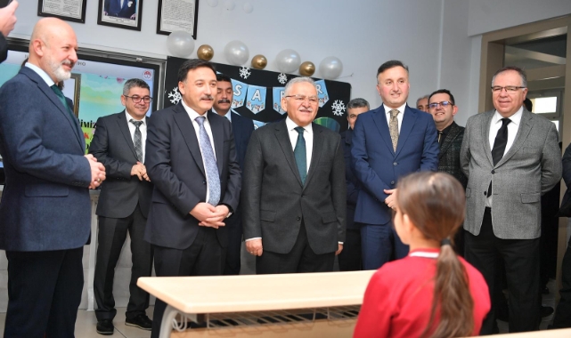 BÜYÜKKILIÇ, ÖĞRENCİLERİN KARNE HEYECANINA ORTAK OLDU