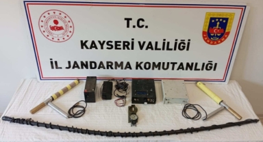 DEFİNE ARAYAN 5 KİŞİ SUÇÜSTÜ YAKALANDI