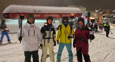 ERCİYES'TE MEŞALELİ KAYAK