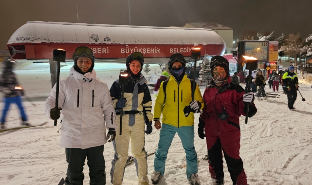 ERCİYES'TE MEŞALELİ KAYAK