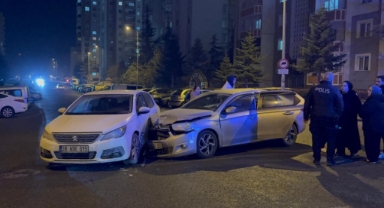 İKİ OTOMOBİL ÇARPIŞTI
