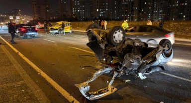 KARŞI YOLA GEÇEN OTOMOBİL TAKSİ İLE ÇARPIŞTI