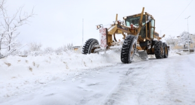MELİKGAZİ'DE KARLA MÜCADELE ÇALIŞMALARI KESİNTİSİZ DEVAM EDİYOR