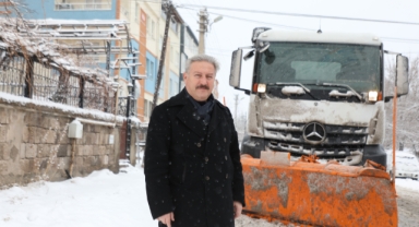 MELİKGAZİ EKİPLERİ 58 MAHALLEDE KAR KÜREME ÇALIŞMASI YAPTI