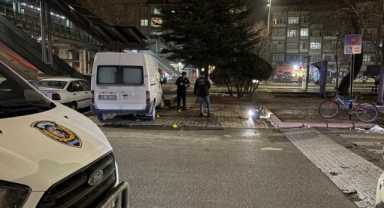 ÖNCE KIYAFETLERİNE LAF ETTİ, SONRA BIÇAKLADI: 3 YARALI