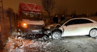 OTOMOBİL KAMYONETLE KAFA KAFAYA ÇARPIŞTI