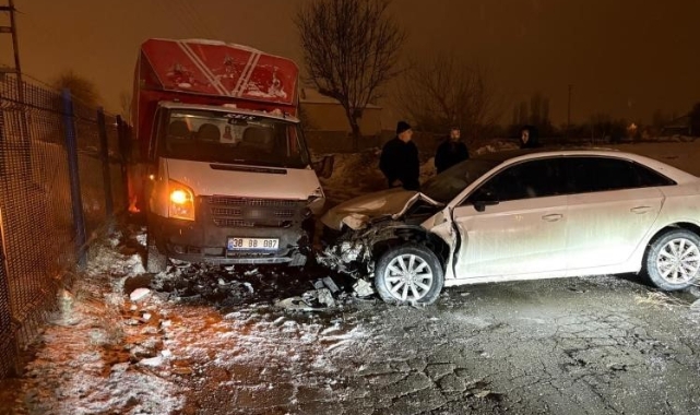 OTOMOBİL KAMYONETLE KAFA KAFAYA ÇARPIŞTI