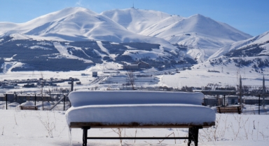 PALANDÖKEN'DA KAR KALINLIĞI 2 METREYİ AŞTI