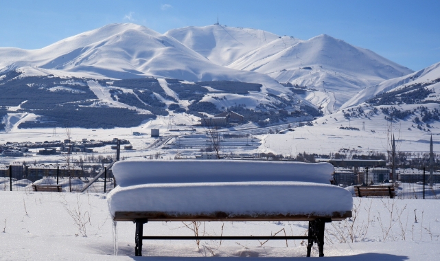 PALANDÖKEN'DA KAR KALINLIĞI 2 METREYİ AŞTI