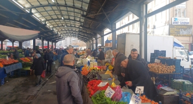 PAZARDA ZAM ŞAMPİYONU SALATALIK