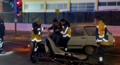 REFÜJE ÇARPAN SÜRÜCÜ YARALANDI