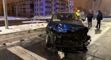 SUV ARAÇ İLE YÜK TRENİ ÇARPIŞTI