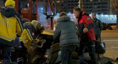 TAKLA ATAN OTOMOBİLDE SIKIŞAN ARKADAŞININ BAŞINDAN AYRILMADI