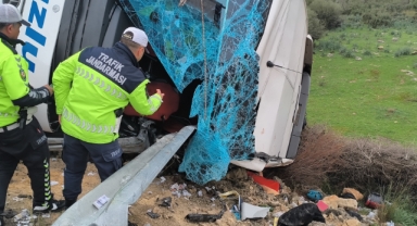 ANTALYA'DA YOLCU OTOBÜSÜ ŞARAMPOLE YUVARLANDI: 8 ÖLÜ, 26 YARALI