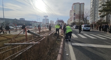 ARAÇ YAYALARIN ARASINA DALDI: 3 YARALI