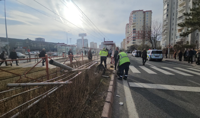 ARAÇ YAYALARIN ARASINA DALDI: 3 YARALI