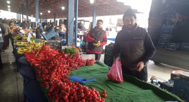 DÜŞEN FİYATLAR PAZARCIYI DA TEBESSÜM ETTİRDİ!