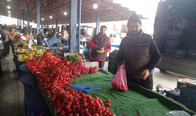 DÜŞEN FİYATLAR PAZARCIYI DA TEBESSÜM ETTİRDİ!