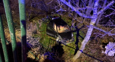 EHLİYETSİZ SÜRÜCÜ 5 METRELİK BAHÇE DUVARINDAN UÇTU: 1 YARALI