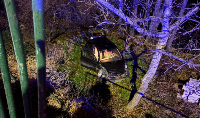 EHLİYETSİZ SÜRÜCÜ 5 METRELİK BAHÇE DUVARINDAN UÇTU: 1 YARALI