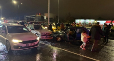 IŞIKTA BEKLEYEN 5 ARACA ÇARPTI