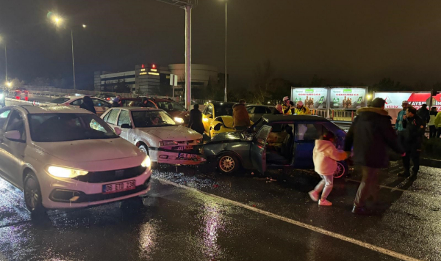 IŞIKTA BEKLEYEN 5 ARACA ÇARPTI